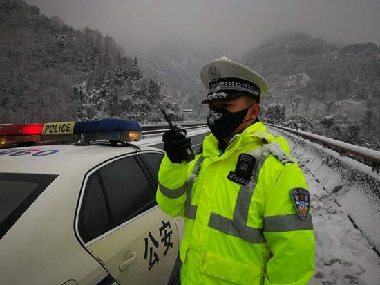 都汶高速都映段道路结冰管制 进出阿坝州需绕