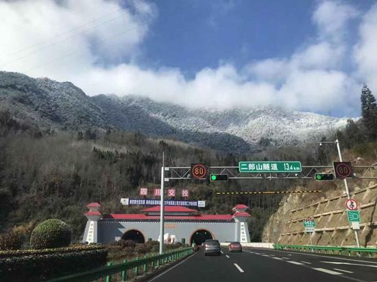 雅康高速公路 张杨 摄