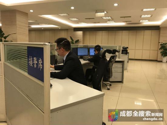 110报警服务平台 接警员正在工作
