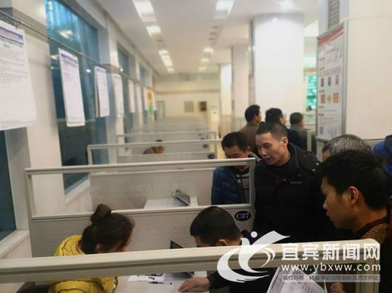 求职者在咨询。(宜宾新闻网 曾江 摄)