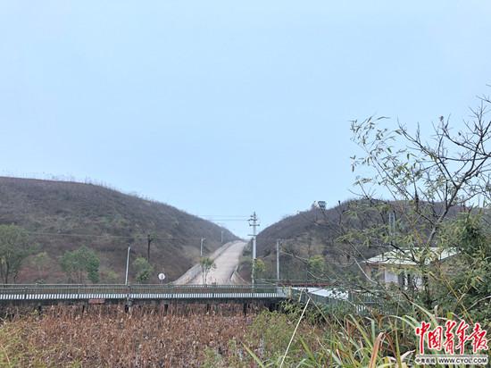老屋冲组北面的土山。图片来源:中国青年报·中青在线