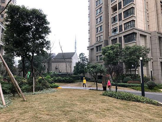 3月2日,一名外卖员步行在万科城小区内送餐。
