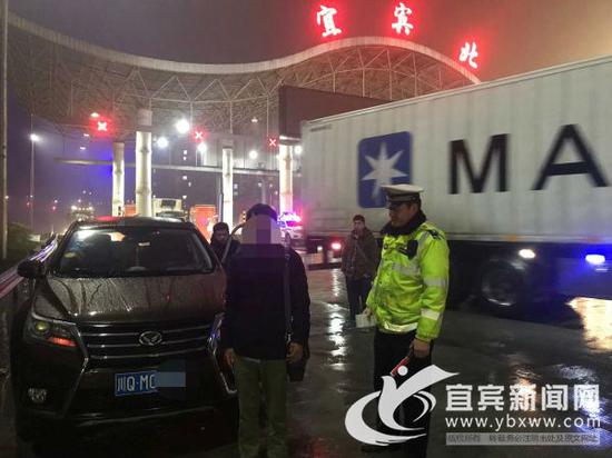 高速交警检查,发现一无证驾驶。(何耀 摄)