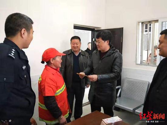 环卫工捡到现金交到派出所