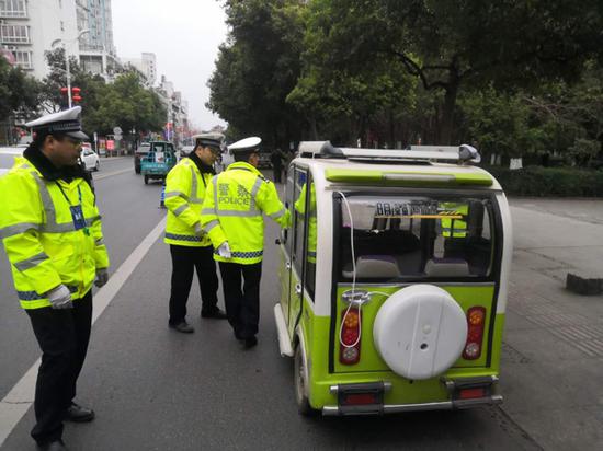 交警多路口设卡