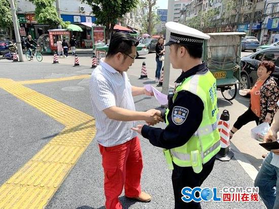 民警将小女孩护送就医后，杨先生向民警表示感谢(高速公安五分局供图)