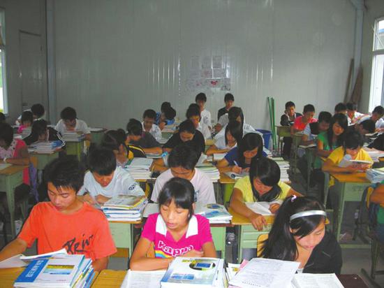 学生们当年在板房里上课。
