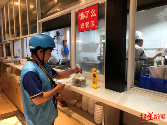 ↑外卖员在四川老字号钟水饺门店取餐