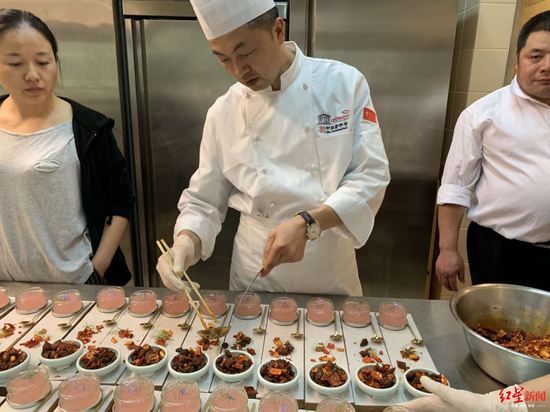 ↑祝元清正在制作美食