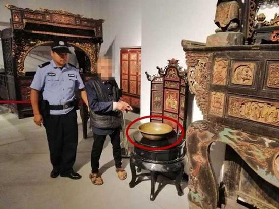 四川合江7旬老翁顺走古镇铜盆 欲当废品卖钱