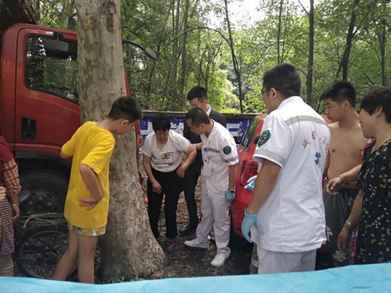 急救人员赶到现场