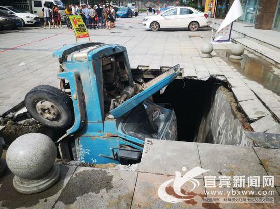 小货车整车陷入坑中。(宜宾新闻网 曾江 摄)