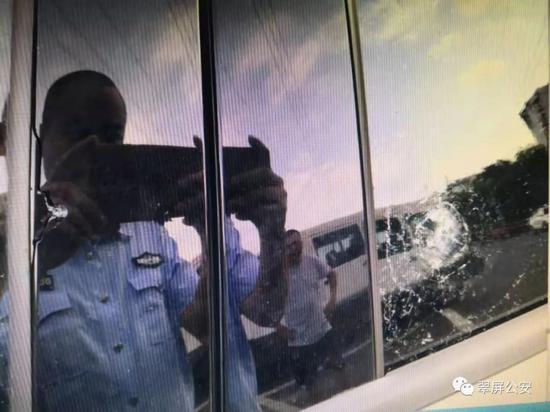 警方调查取证(图片由翠屏公安提供).jpg