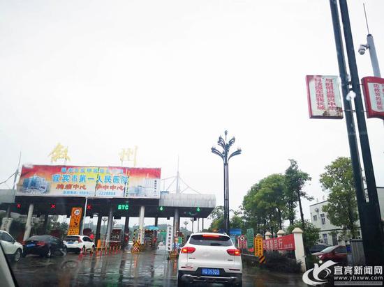 中秋小长假期间,叙州收费站也属于车辆易拥堵地点。(宜宾新闻网 曾江 摄)
