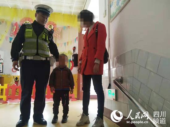谢龙带着走丢孩子找到母亲。(图片由警方提供)