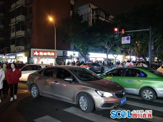 成都网红美食街建设支巷食客深夜频繁扰民? 记者调查