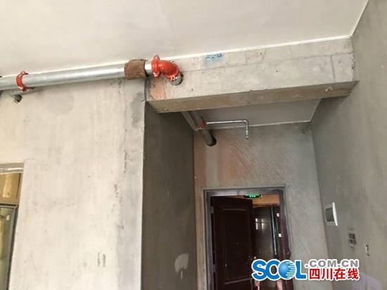 12月29日,记者于3号楼31楼业主家中确认,天誉珑城小区高层户型确实装有消防管道。陈向前 摄