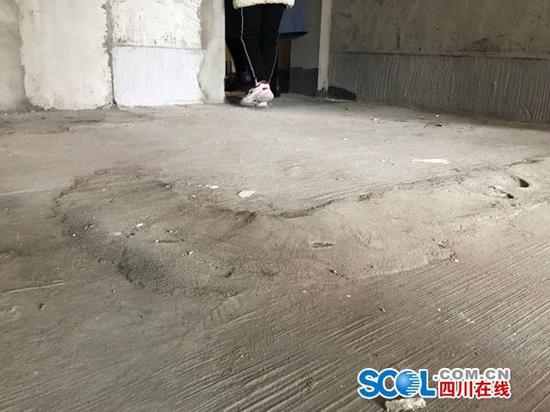 王先生家中地面不平整,有拆除痕迹。陈向前 摄