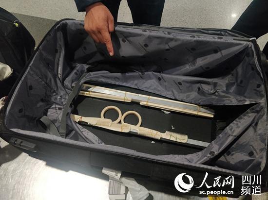旅客藏在行李箱内的疑似象牙制品。（图由成都海关提供）