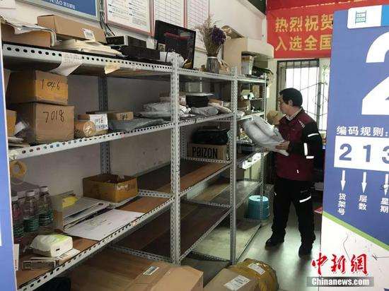 成都快递小哥唐建。岳依桐摄