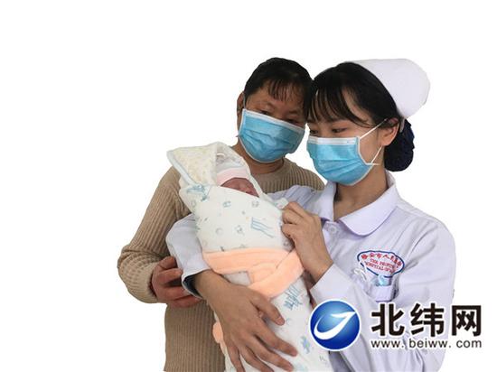 新年寶寶出生后,醫(yī)護(hù)人員給寶寶檢查