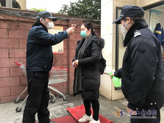 小區內的居民進入小區必須進行全身消毒