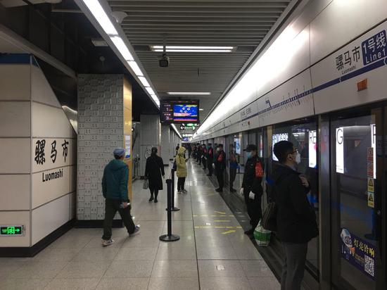 ↑成都地鐵騾馬市站車廂門口的工作人員