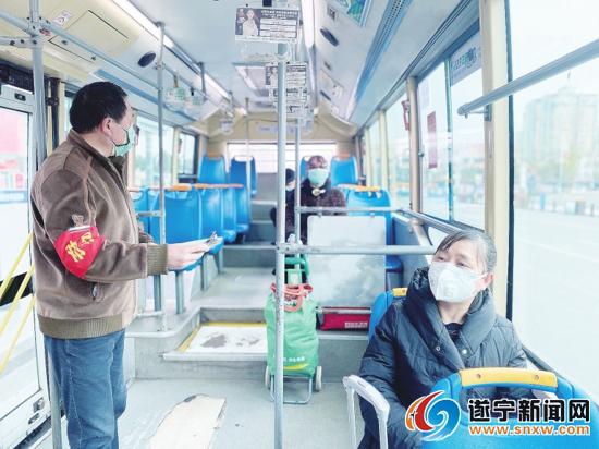 公交車復運首日,乘客量較少,大家都自覺佩戴口罩、分散坐開 何飛攝