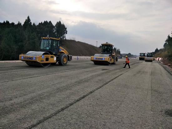 天府國際機(jī)場高速公路路面施工中。成都市交通運(yùn)輸局供圖