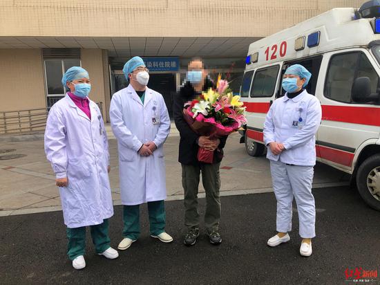 患者白先生(中間黑衣者)出院