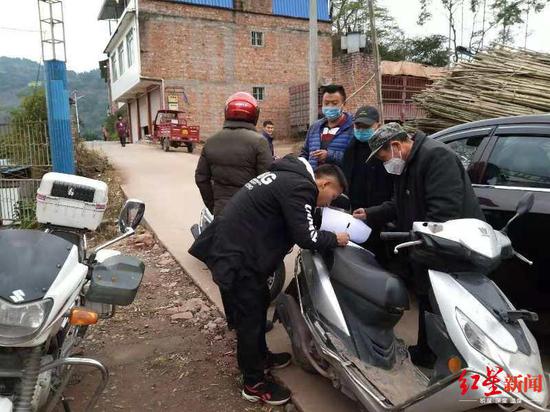 黄金生（戴白口罩者）生前在防疫一线