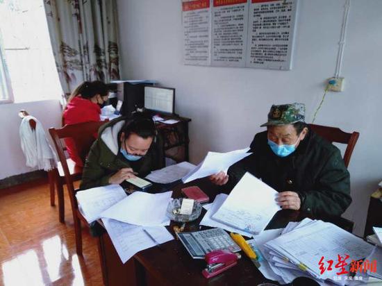 黃金生(右一)生前整理疫情資料