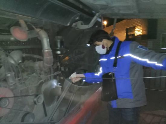 司機朱富強在發車前檢查車輛