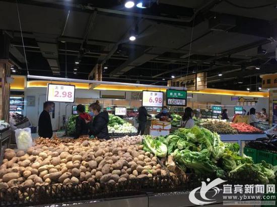 市民在商場買生活用品。(市商務局 供圖)