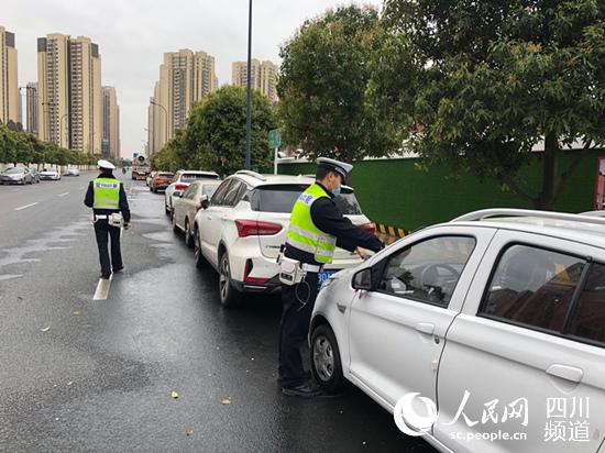 民警正在发放“复工复产交通安全提示卡”。（成都市交警六分局供图）