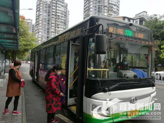 市民上公交车（记者 杨万洪 摄）