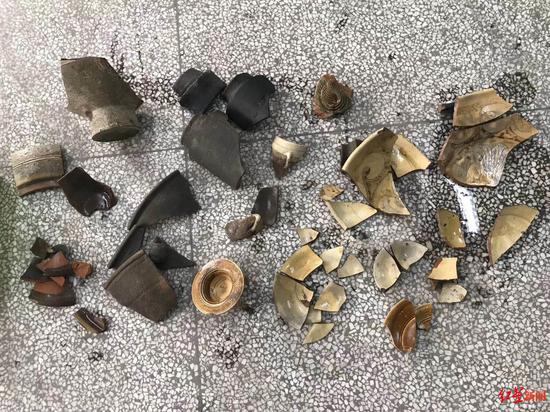 　↑龟胜山道场遗址发现的器物碎片。