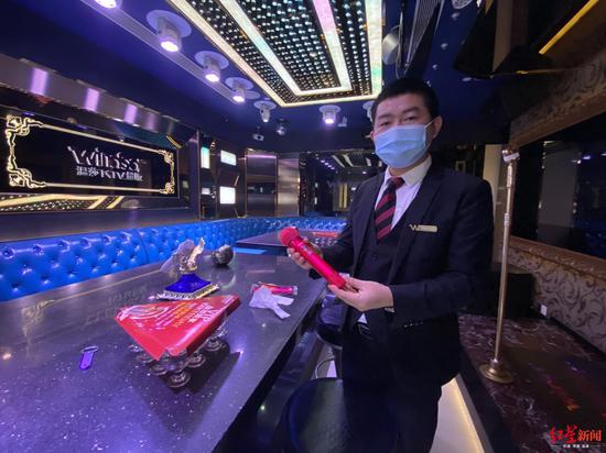 劉店長向記者展示包廂內如何做好防疫措施