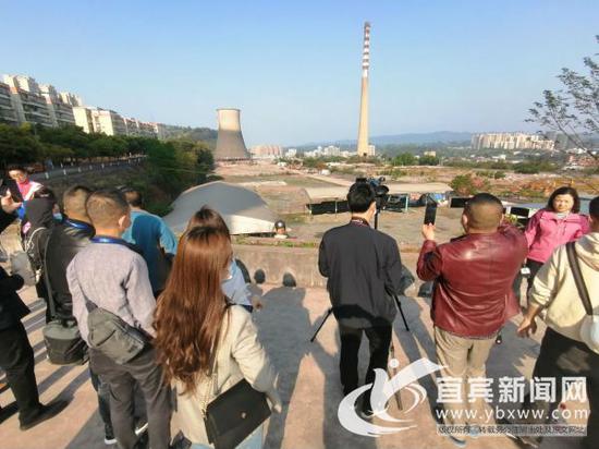 見證這一時刻的媒體記者們。(宜賓新聞網 陳憶 攝)