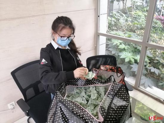 ↑吳女士清點別捏成團的紙幣