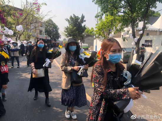 　4月1日上午，西昌市民手拿白色、黄色菊花自发到西昌市殡仪馆悼念。来源：“西昌发布”官方微博