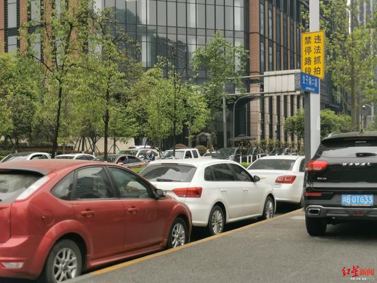 ▲占道停車的車輛