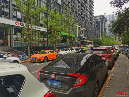 ▲占道停車的車輛