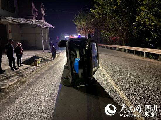 驾驶人小燕(化名)侧翻的车辆。(武胜县公安局供图)