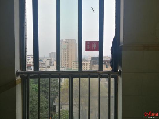↑據介紹,小伙是從這里墜下身亡
