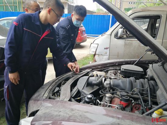 辦案民警余力及保險公司工作人員查看車輛情況