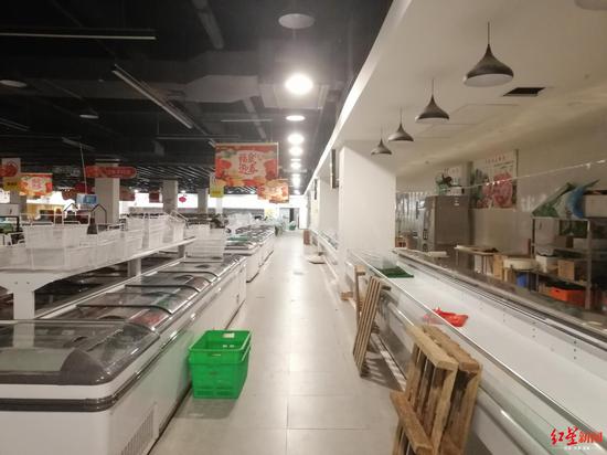 ↑超市已暂停营业。