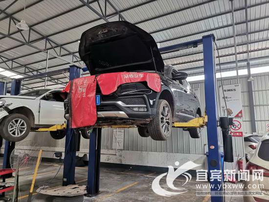 楊女士的車開始進行檢查。記者 何東 攝