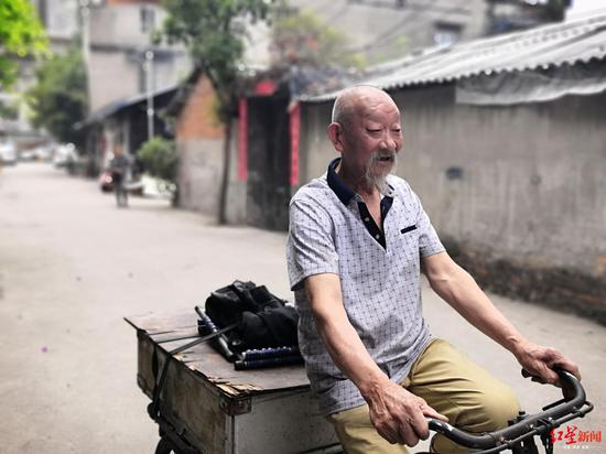 魏大福騎車去擺攤的地方