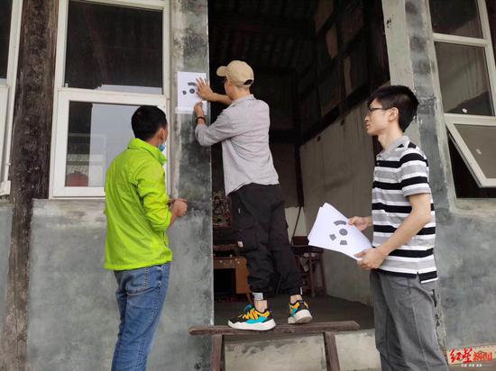 ↑工作人員在現(xiàn)場(chǎng)進(jìn)行測(cè)繪。